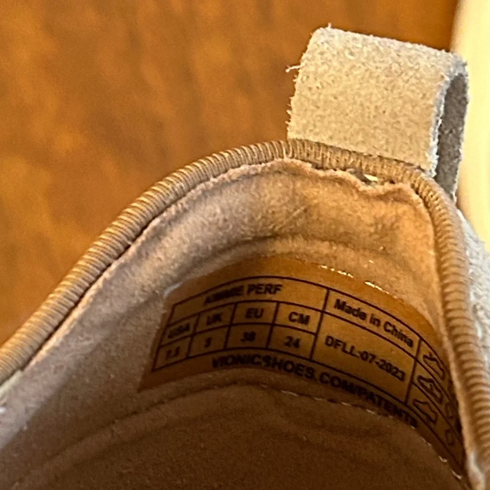 Vionic Beige Perforated Slip-On Shoes. Size 7.5 - Picture 3 of 9